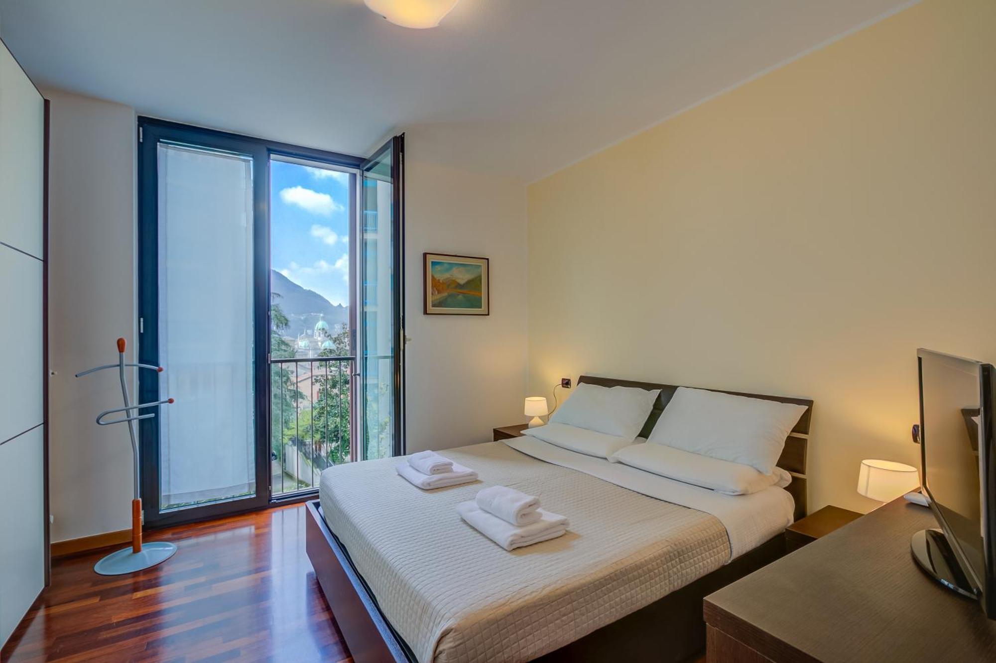 Emma'S Apartment - Cathedral View Como Luaran gambar